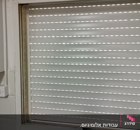 תריס אלומיניום סגור בחלון